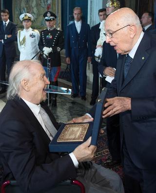 Il Presidente Giorgio Napolitano con Valentino Vago, vincitore del "Premio Presidente della Repubblica" dell'Accademia Nazionale di San Luca per l'anno 2012