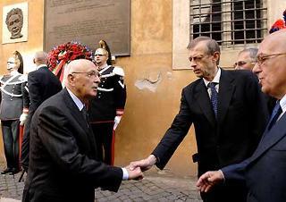 Il Presidente Giorgio Napolitano con l'On. Fassino e l'On. Soro, in via Caetati, dopo aver reso omaggio alla lapide che ricorda l'On. Aldo Moro.