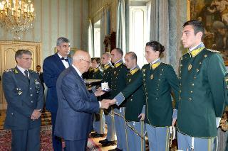 Il Presidente Giorgio Napolitano durante la consegna di una medaglia ricordo agli Allievi degli Istituti di formazione per il 239° annivesario della sua Costituzione