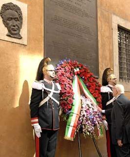 Il Presidente Giorgio Napolitano, in via Caetani, rende omaggio alla lapide in memoria dell'On. Aldo Moro