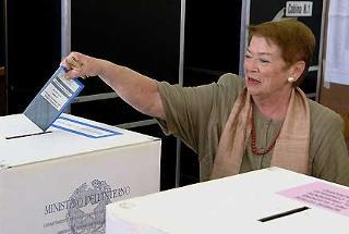 La Signora Clio, moglie del Presidente della Repubblica Giorgio Napolitano, mentre vota nel seggio elettorale