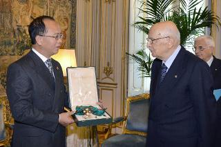 Il Presidente Giorgio Napolitano consegna l'onorificenza di Cavaliere di Gran Croce all'Ambasciatore Ding Wei, della Repubblica Popolare Cinese in Italia