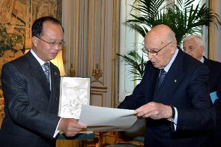 Il Presidente Giorgio Napolitano consegna l'onorificenza di Cavaliere di Gran Croce all'Ambasciatore Ding Wei, della Repubblica Popolare Cinese in Italia
