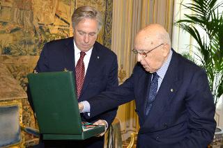 Il Presidente Giorgio Napolitano consegna l'onorificenza di Cavaliere di Gran Croce dell'OMRI all'Ambasciatore degli Stati Uniti d'America, S.E. il signor David Hoadley Thorne