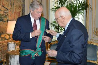 Il Presidente Giorgio Napolitano durante la consegna dell'onorificenza di Cavaliere di Gran Croce dell'OMRI all'Ambasciatore degli Stati Uniti d'America, S.E. il signor David Hoadley Thorne