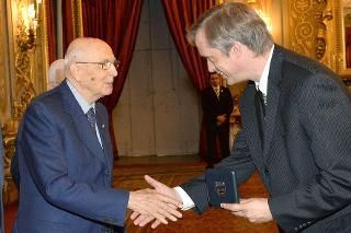 Il Presidente Giorgio Napolitano durante la premiazione dei vincitori dell'Eni Award 2013. Nella foto il prof. Philiph Jessop