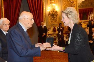 Il Presidente Giorgio Napolitano durante la premiazione dei vincitori dell'Eni Award 2013. Nella foto la Prof.ssa Frances Arnold