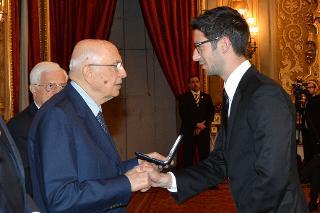 Il Presidente Giorgio Napolitano durante la premiazione dei vincitori dell'Eni Award 2013. Nella foto il Dott. Matteo Cargnello