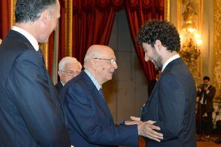 Il Presidente Giorgio Napolitano durante la premiazione dei vincitori dell'Eni Award 2013. Nella foto il Dott. Matteo Cargnello