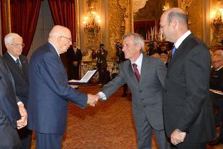 Il Presidente Giorgio Napolitano durante la premiazione dei vincitori dell'Eni Award 2013. Nella foto il Dott. Franco Fonnessu e Marco Orsi