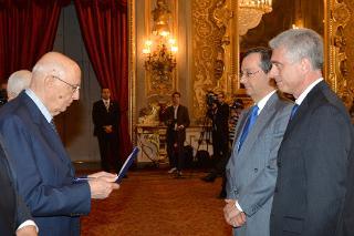 Il Presidente Giorgio Napolitano durante la premiazione dei vincitori dell'Eni Award 2013. Nella foto i Dott. Alberto De Angelis e Paolo Pollesel