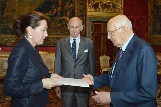 Il Presidente Giorgio Napolitano con Dana Manuela Constantinescu, nuovo Ambasciatore della Romania, in occasione della presentazione delle Lettere Credenziali