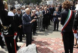 Il Presidente Giorgio Napolitano subito dopo aver scoperto la stele commemorativa del Commissario Luigi Calabresi in via Cherubini