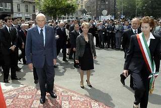 Il Presidente Giorgio Napolitano con il Sindaco Letizia Moratti e la Signora Gemma Calabresi, sul luogo dove venne ucciso il Commissario Luigi Calabresi