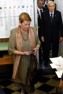 Il Presidente Giorgio Napolitano in compagnia della moglie Clio all'arrivo al seggio elettorale