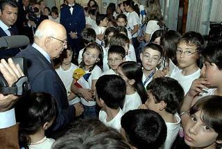 Il Presidente Giorgio Napolitano tra gli studenti di Marineo e Nettuno in occasione dell'incontro al Quirinale
