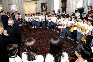 Il saluto del Presidente della Repubblica Giorgio Napolitano agli studenti siciliani di Marineo e Nettuno in occasione dell'incontro al Quirinale