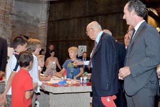 Il Presidente Giorgio Napolitano saluta alcuni bambini durante la visita alla 55° Esposizione Internazionale d'Arte dal titolo &quot;Il Palazzo Enciclopedico&quot;