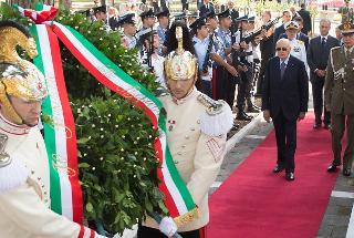 Il Presidente della Repubblica Giorgio Napolitano nel corso della deposizione di una corona d'alloro in prossimità del monumento eretto in memoria degli 87000 militari caduti negli anni 1943-45