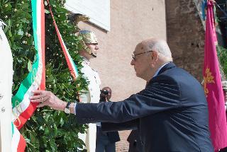 Il Presidente Giorgio Napolitano nel corso della deposizione di una corona d'alloro in prossimità delle lapidi che ricordano i Caduti militari e civili della difesa di Roma