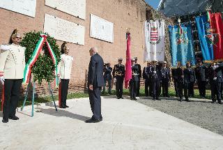 Il Presidente Giorgio Napolitano nel corso della deposizione di una corona d'alloro in prossimità delle lapidi che ricordano i Caduti militari e civili della difesa di Roma