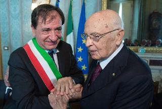 Il Presidente Giorgio Napolitano con Pasquale Cascella, Sindaco di Barletta, in occasione dell'incontro con una rappresentanza del Comune, nel 70° anniversario della ribellione all'occupazione nazista della Città
