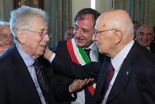 Il Presidente Giorgio Napolitano con a fianco Pasquale Cascella, Sindaco di Barletta, saluta Mario Pirani, al termine dell'incontro con una rappresentanza del Comune di Barletta, nel 70° anniversario della ribellione all'occupazione nazista della Città