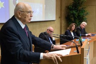 Il Presidente Giorgio Napolitano rivolge il suo indirizzo di saluto in occasione del convegno in ricordo del Magistrato Loris D'Ambrosio, da destra nella foto i relatori Giovanni Fiandaca, Ordinario di Dirtto Penale presso la Facoltà di Giurisprudenza dell'Università degli Studi di Palermo, Paola Severino, Ordinario di Diritto Penale presso il Dipartimento di Giurisprudenza della LUISS e Ernesto Lupo, Consigliere del Presidente per gli Affari dell'Amministrazione della Giustizia