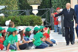 Il Presidente Giorgio Napolitano all'inaugurazione dell'anno scolastico 2013-2014, saluta un gruppo di bambini al termine del suo intervento