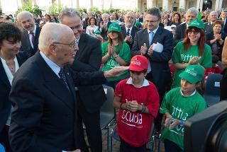 Il Presidente Giorgio Napolitano saluta i ragazzi presenti alla cerimonia di inaugurazione dell'anno scolastico 2013-2014