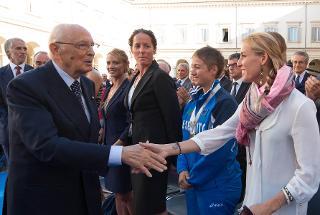 Il Presidente Giorgio Napolitano saluta Tania Cagnotto e le atlete presenti alla cerimonia di inaugurazione dell'anno scolastico 2013-2014