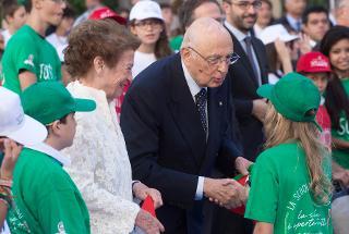 Il Presidente Giorgio Napolitano con alcuni ragazzi durante la cerimonia di inaugurazione dell'anno scolastico 2013-2014