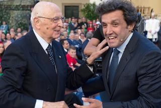 Il Presidente Giorgio Napolitano con Flavio Insinna durante la cerimonia di inaugurazione dell'anno scolastico 2013-2014