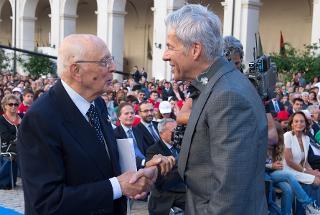 Il Presidente Giorgio Napolitano con Claudio Baglioni durante la cerimonia di inaugurazione dell'anno scolastico 2013-2014