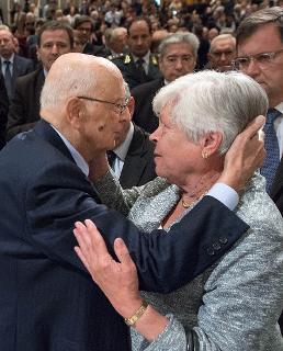 Il Presidente Giorgio Napolitano saluta la Signora Claire, vedova di Luigi Spaventa