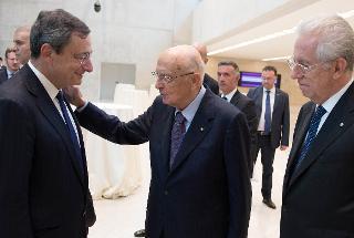 Il Presidente Giorgio Napolitano con Mario Draghi, Presidente della Banca Centrale Europea e Mario Monti, Presidente dell'Università Commerciale &quot;Luigi Bocconi&quot;, al termine del convegno dal titolo &quot;Luigi Spaventa. La sua vita, le sue passioni, le sue lezioni&quot;