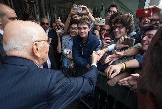 Il Presidente Giorgio Napolitano saluta alcuni studenti della Bocconi al termine dell'intervento al convegno dal titolo &quot;Luigi Spaventa. La sua vita, le sue passioni, le sue lezioni&quot;.
