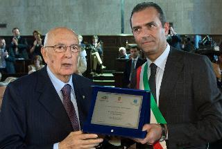 Il Presidente Giorgio Napolitano riceve dal Sindaco di Napoli Luigi De Magistris una targa commemorativa per il 70° anniverasario delle &quot;Quattro Giornate&quot;