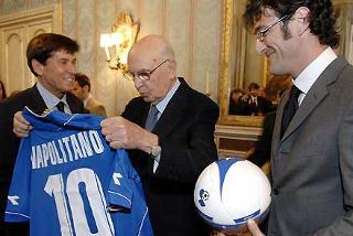 Il Presidente Giorgio Napolitano con Gianni Morandi e Ciro Ferrara in occasione dell'incontro con la Nazionale Italiana Cantanti