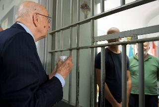 Il Presidente Giorgio Napolitano beve un caffè offerto dai detenuti del carcere di Poggioreale