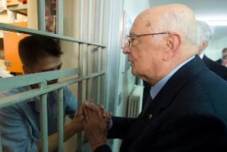Il Presidente Giorgio Napolitano nel corso della visita ai detenuti del carcere di Poggioreale