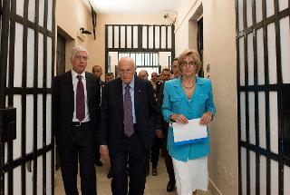 Il Presidente Giorgio Napolitano accompagnato dal Capo Dipartimento dell'Amministrazione Penitenziaria Giovanni Tamburrino e dal Direttore della Casa Circondariale di Napoli Poggioreale Teresa Abate, nel corso della visita al carcere