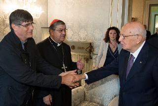 Il Presidente Giorgio Napolitano saluta don Maurizio Patriciello, parroco di Caivano e il Cardinale Crescenzio Sepe