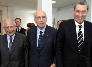 Il Presidente Giorgio Napolitano con Nicola Mancino, Vice Presidente del CSM ed il Sen. Antonio Maccanico, Presidente del Centro di Ricerca Guido Dorso, al termine del Convegno commemorativo di Guido Dorso.