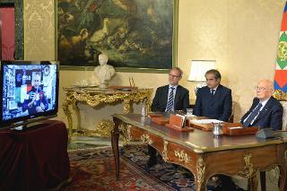 Il Presidente Giorgio Napolitano parla con l'astronauta Luca Parmitano nel corso del collegamento satellitare con la stazione spaziale internazionale per l'&quot;in-flight call&quot;