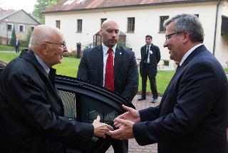 Il Presidente Giorgio Napolitano accolto dal Presidente della Polonia Bronislaw Komorowski al suo arrivo a Villa Decius