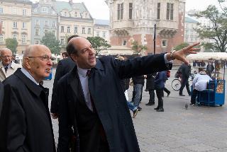 Il Presidente Giorgio Napolitano con l'Ambasciatore d'Italia a Varsavia Riccardo Guariglia durante una breve passeggiata nel centro città