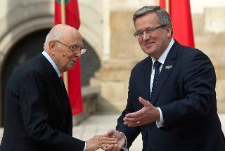 Il Presidente Giorgio Napolitano accolto dal Presidente della Repubblica di Polonia Bronislaw Komorowski al suo arrivo al Castello di Wawel in occasione dell'Incontro Informale Multilaterale di Capi di Stato &quot;Uniti per l'Europa&quot;
