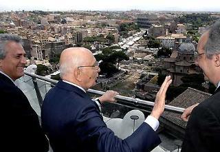 Il Presidente Giorgio Napolitano, nella foto con il Ministro dei Beni Culturali, Francesco Rutelli ed il Sindaco di Roma Walter Veltroni, al Vittoriano, durante l'apertura della Terrazza delle Quadrighe e degli ascensori panoramici.