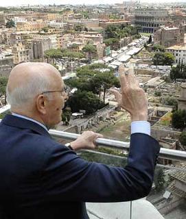 Il Presidente Giorgio Napolitano osserva via dei Fori Imperiali ed il Colosseo, già pronte ad ospitare la Rassegna militare di dopodomani, dall'alto della Terrazza delle Quadrighe.